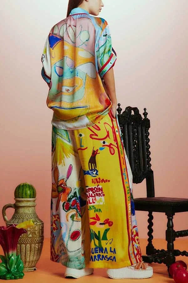 Raina Satin Set mit einzigartigem Print, kurzärmeligem, lockerem Hemd und Hosen mit elastischer Taille und Taschen