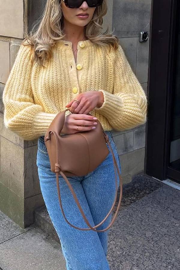Kurzer Cardigan mit Rundhalsausschnitt und Knöpfen