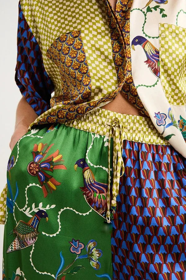 Nia Satin-Hose mit einzigartigem Patchwork-Print, elastischer Taille und Taschen und weitem Bein