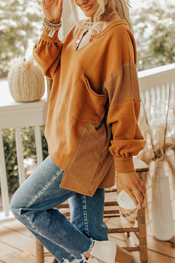 Entspannte Silhouette und ein dezent strukturiertes Sweatshirt mit hohem und niedrigem Saum