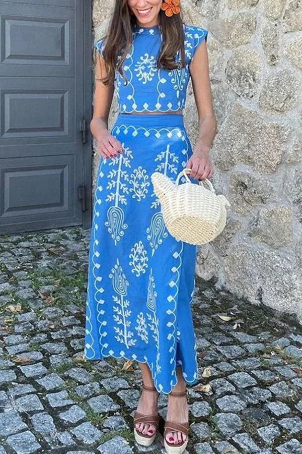 Rima – Kurzes Top aus Leinenmischung mit Ethno-Print und Wickel-Midirock im Tire-up-Stil