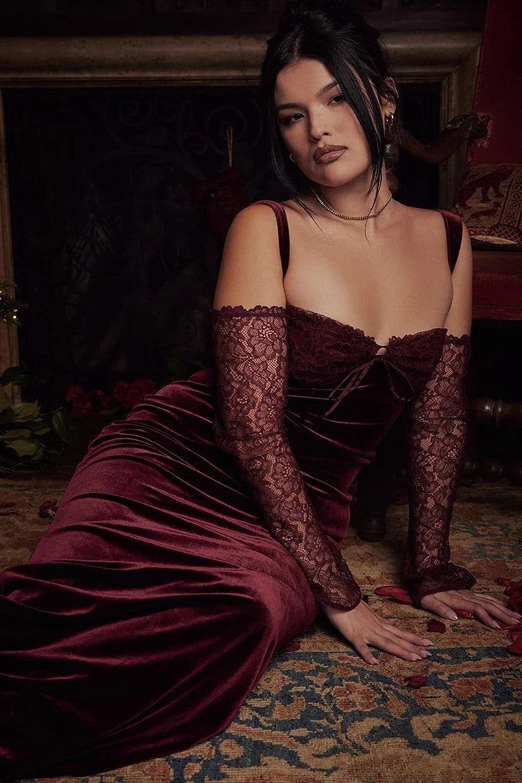 Schulterfreies, figurbetontes Maxikleid mit Spitzenärmeln und Samt