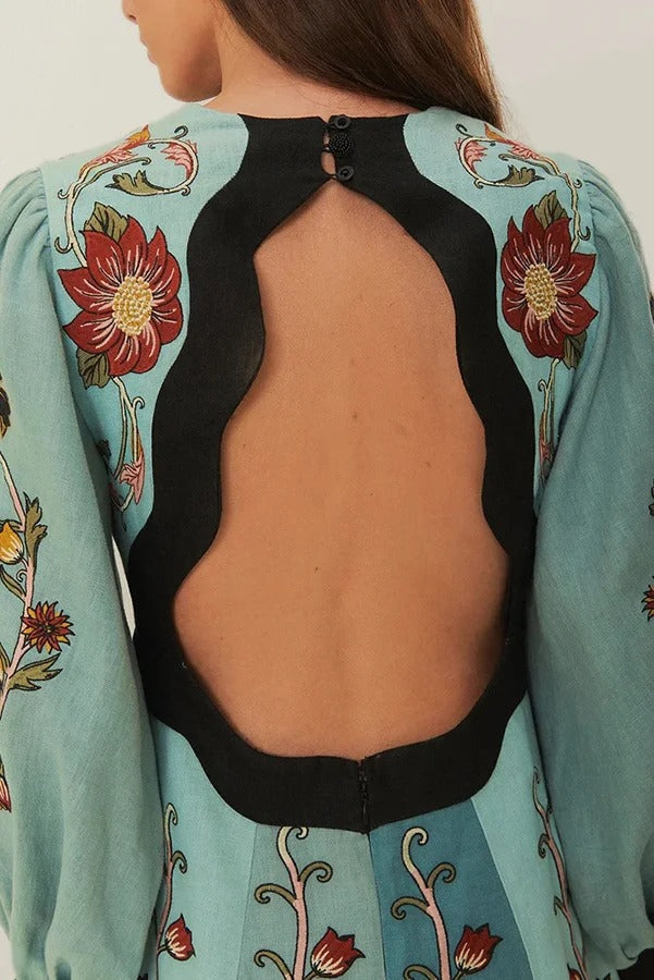 Flowing Beauty – Midikleid aus Leinenmischung mit Blumenmuster, Ballonärmeln und offenem Rücken