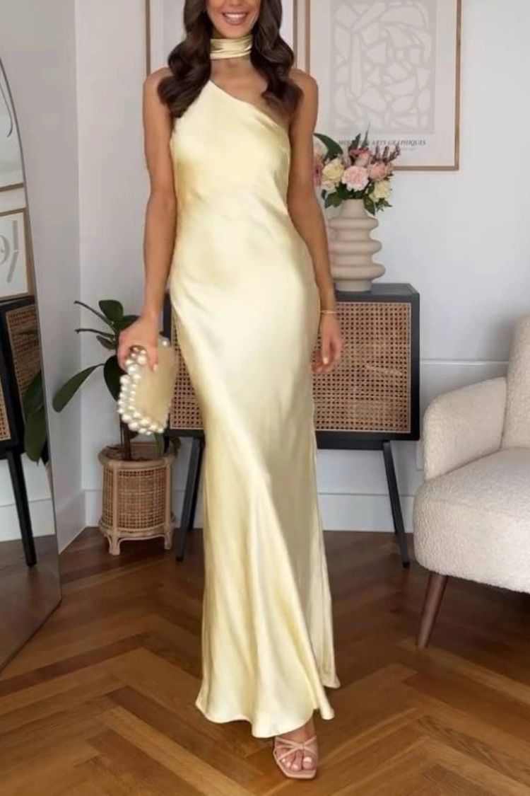 Robe longue fluide et élégante en satin à une épaule et foulard