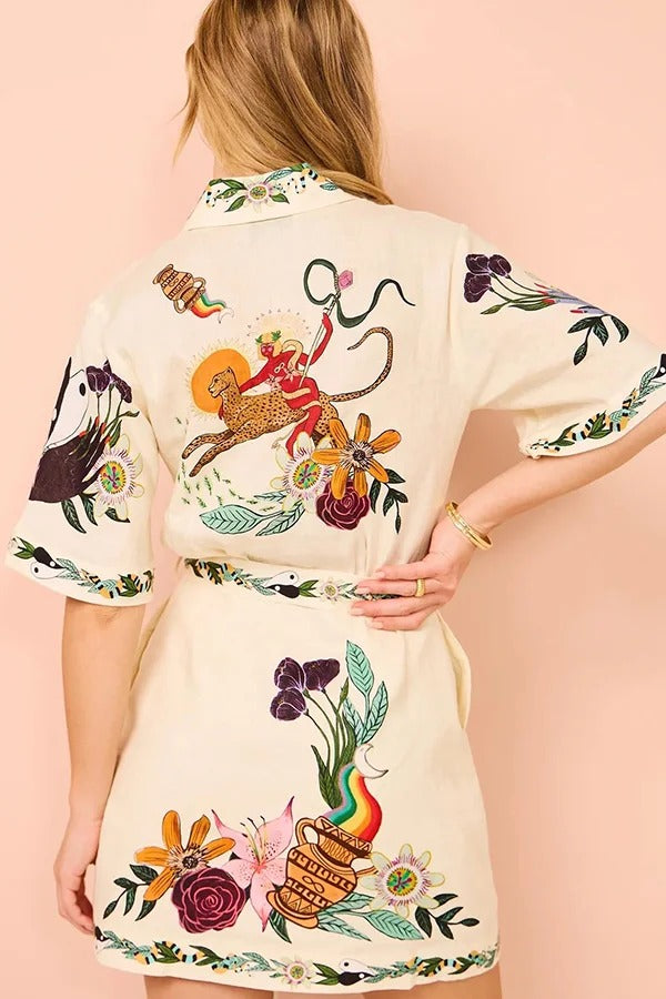 Ikonisches Shailene Minikleid aus Satin mit einzigartigem Blumendruck und Taschen zum Binden in der Taille