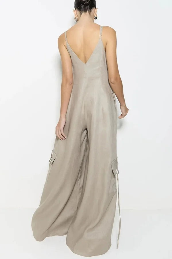 Zola Lockerer Cargo-Jumpsuit mit Reißverschluss und Taschen vorne in der Mitte und weitem Bein