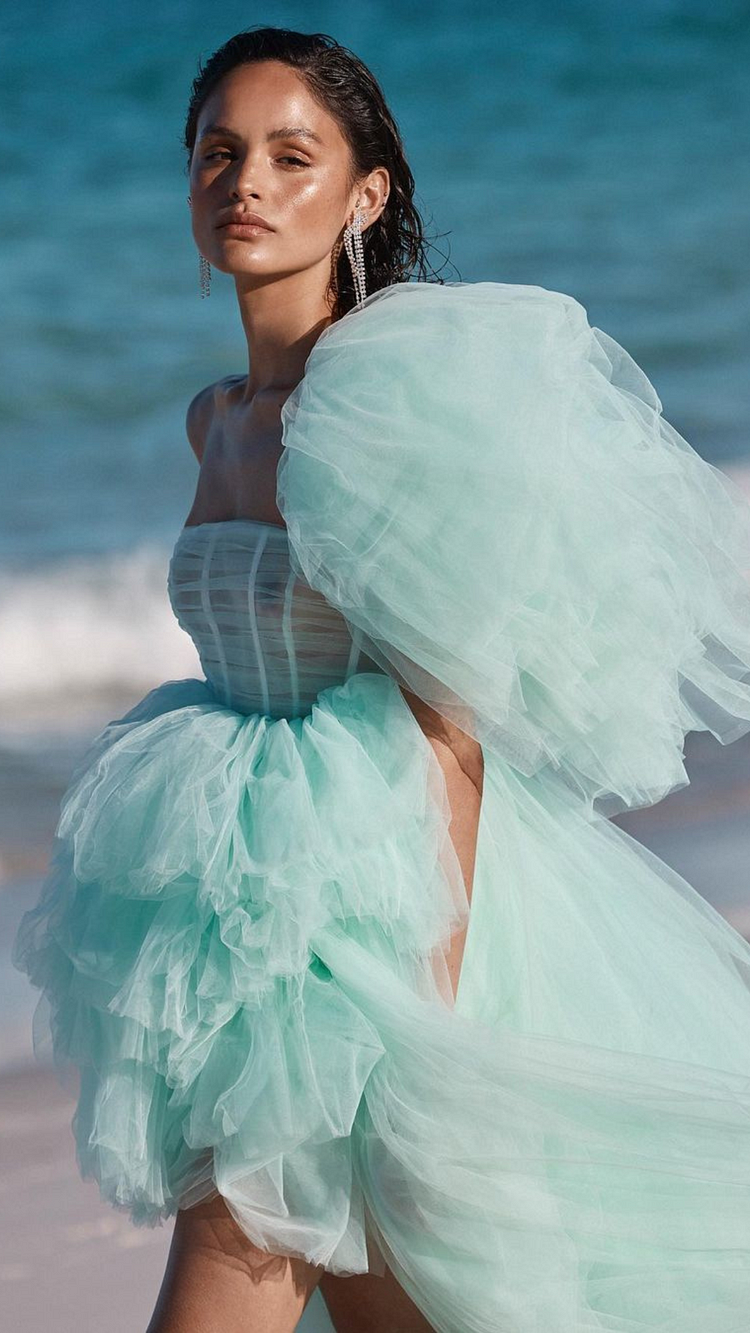 Luxuriöses Tüllkleid mit einer Schulter und Schlitz