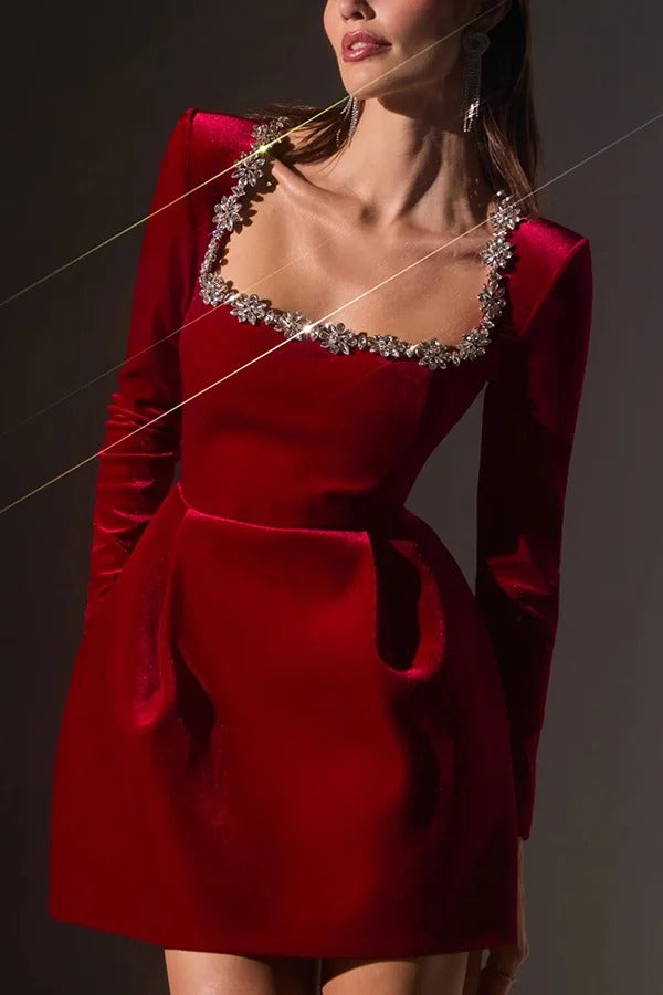 Endless Celebration – Langärmliges Minikleid aus Samt mit Schmucksteinbesatz und Taschen
