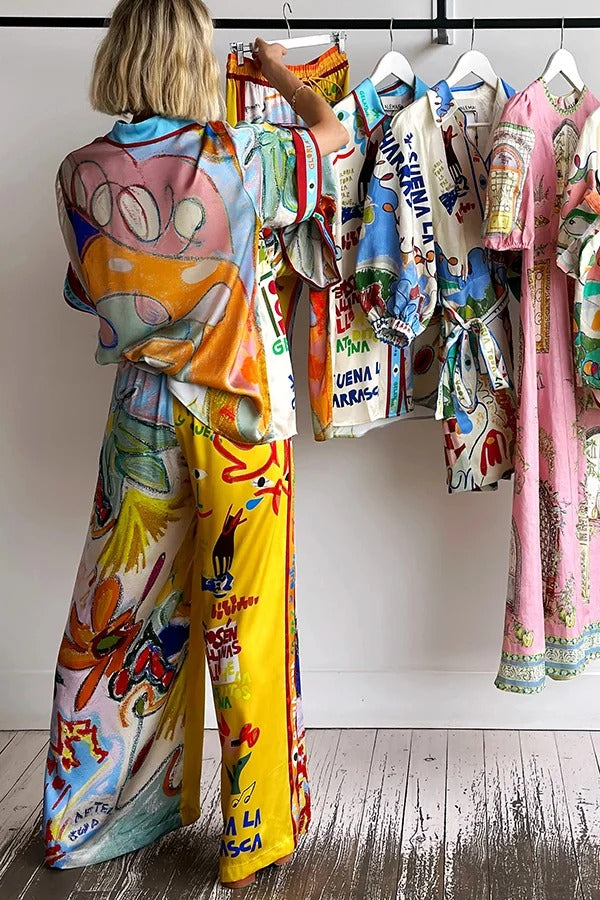 Raina Satin Set mit einzigartigem Print, kurzärmeligem, lockerem Hemd und Hosen mit elastischer Taille und Taschen