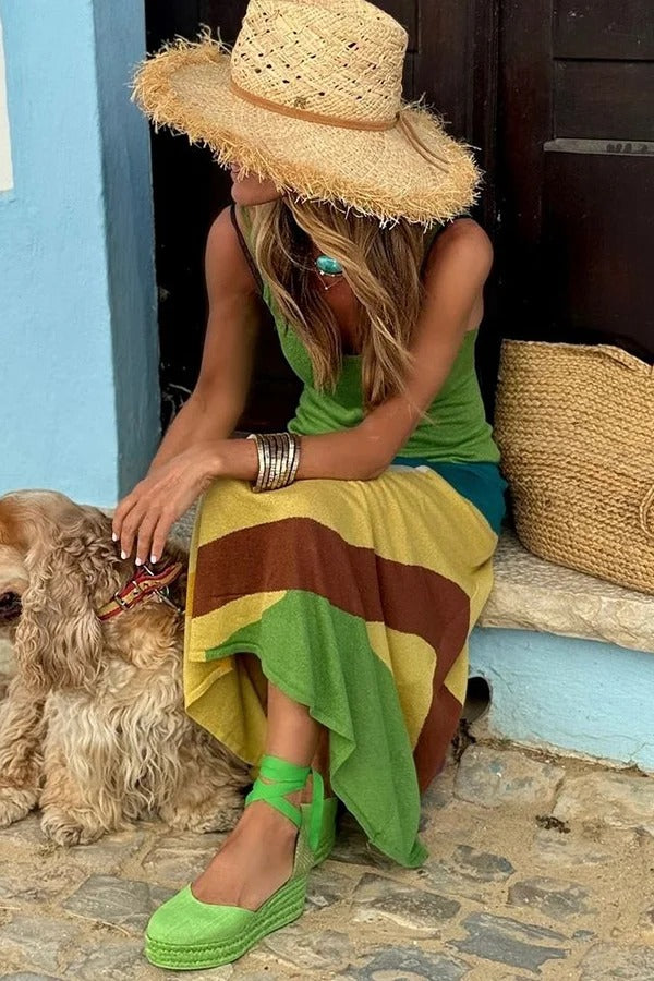 Ärmelloses, rückenfreies Maxikleid mit schmaler Passform und Kontrastdruck