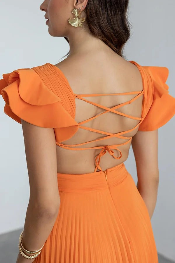 Seville – Plissiertes Maxikleid mit Rüschenärmeln, Cut-out auf der Rückseite und Schnürung