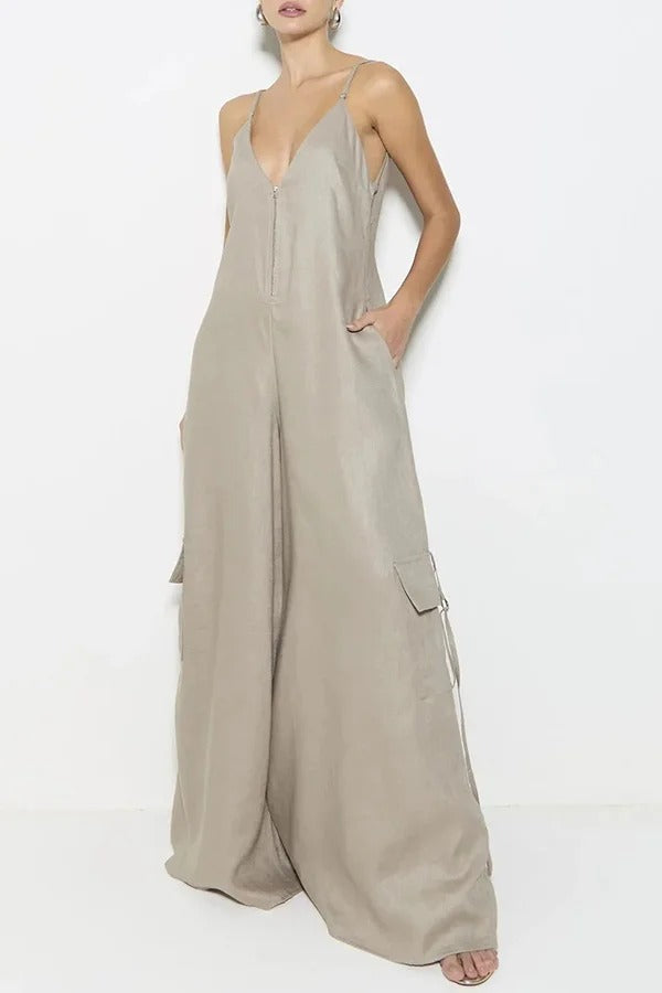 Zola Lockerer Cargo-Jumpsuit mit Reißverschluss und Taschen vorne in der Mitte und weitem Bein