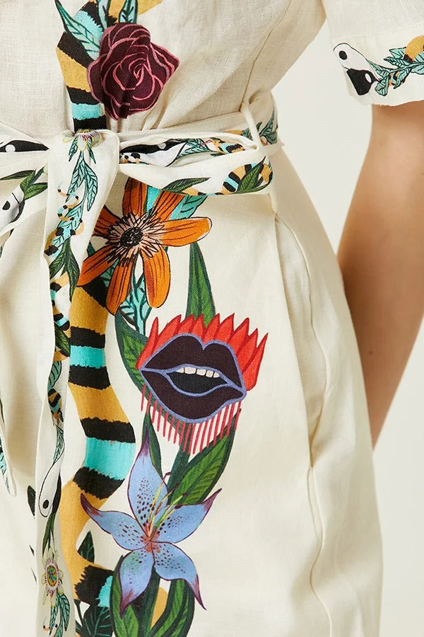 Ikonisches Shailene Minikleid aus Satin mit einzigartigem Blumendruck und Taschen zum Binden in der Taille