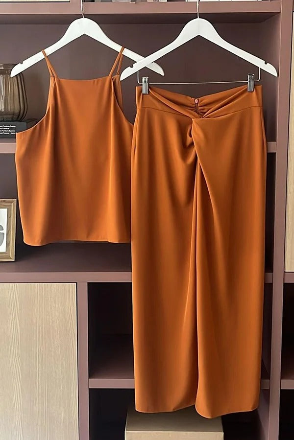 Aaliyah – Ärmelloses Midirock-Set mit gedrehtem Detail und Schlitz