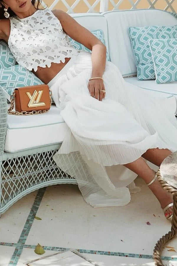 Ein weißer Sommertraum-Maxirock aus Chiffon mit Falten, hoher Taille und elastischer Taille