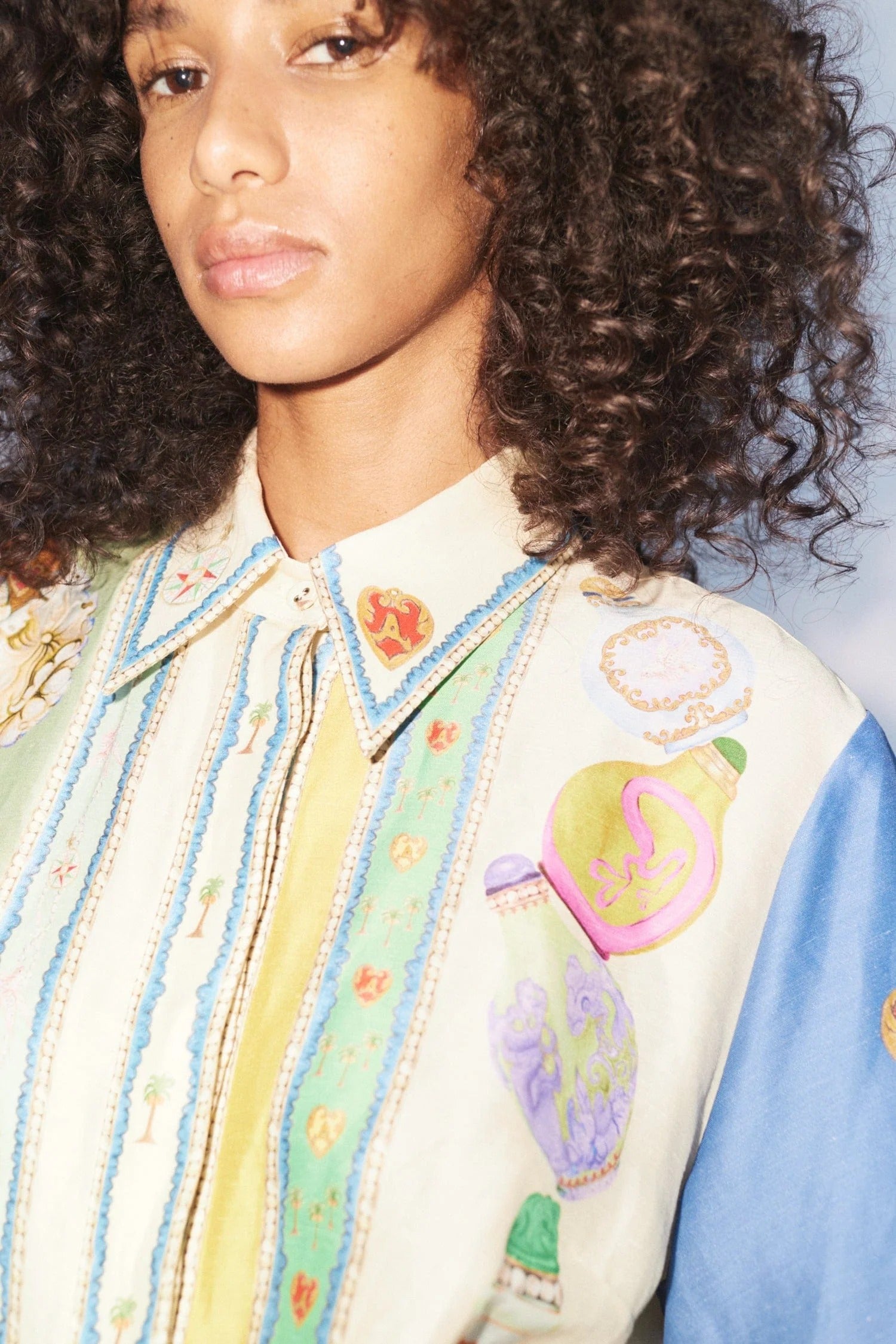 Deva – Minikleid aus Leinenmischung mit einzigartigem Druck und Glockenärmeln, Gürtel und Tasche