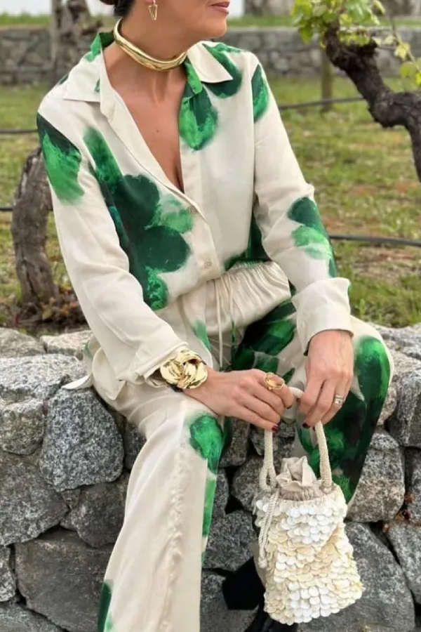 Grünes zweiteiliges Set mit Blumenmuster