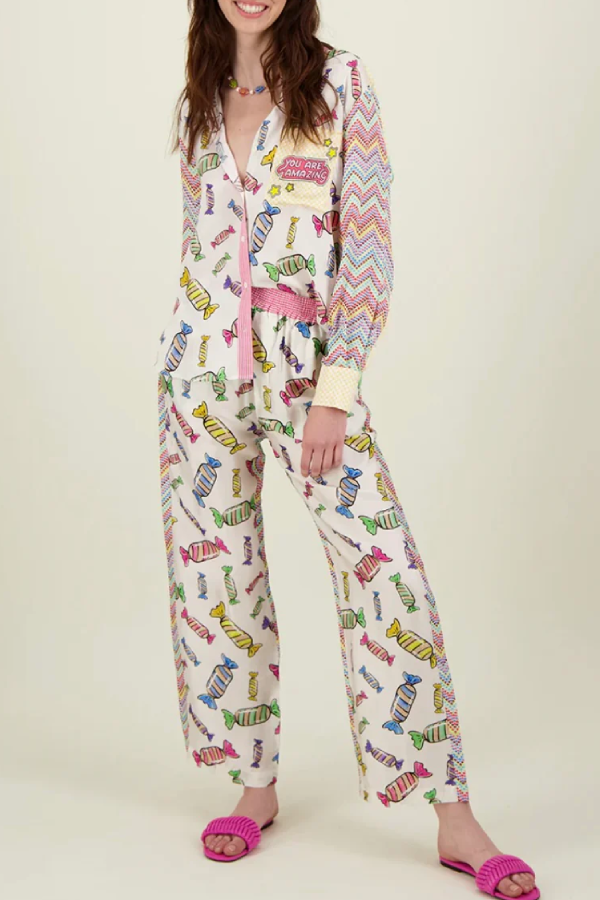 Hose aus Satin mit fröhlichem, lustigem Look und weitem Bein und Candy-Print, elastischer Taille und Taschen