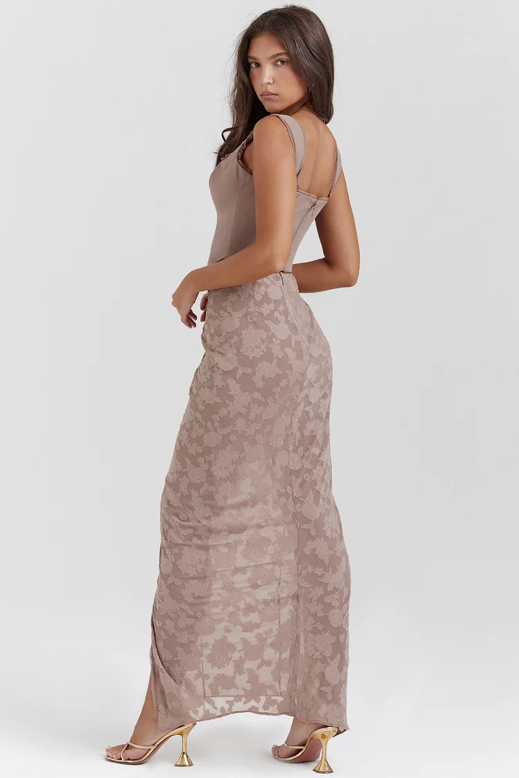 Ensemble assorti pour soirée de jardin, haut corset sans manches en jacquard, jupe longue fendue et portefeuille - Nude