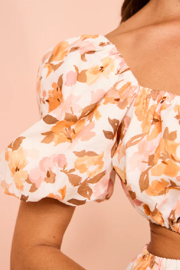 Elastische Puffärmel, plissierte Taille hinten, hohl, süßer langer Rock