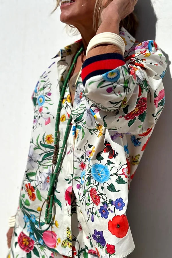 Fabulous Fiesta – Oversize-Bluse aus Satin mit einzigartigem Blumendruck und Knopfleiste