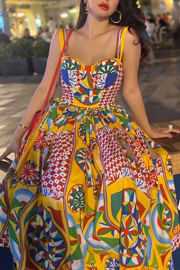 Unique – Rückenfreies Midikleid mit ethnischem Muster „Sunset Walk“