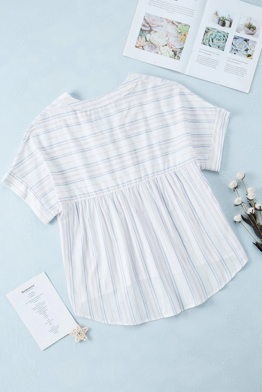 Locker sitzende Bluse mit V-Ausschnitt und kurzen Ärmeln und Streifenmuster