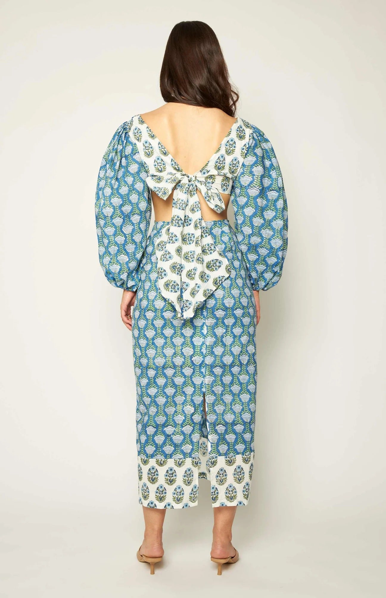 Mei – Midikleid aus Leinenmischung mit einzigartigem Druck, Puffärmeln, Cut-out auf der Rückseite und Bindeband