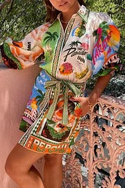 Sommerliche Eleganz – Minikleid aus Leinenmischung mit einzigartigem Druck, Gürtel und Tasche