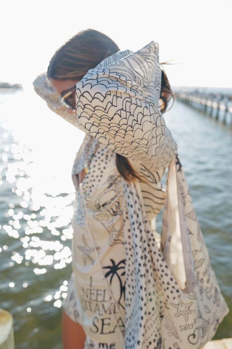 Live By Water Set aus Satinhemd mit einzigartigem Aufdruck und Quasten und Shorts mit elastischer Taille