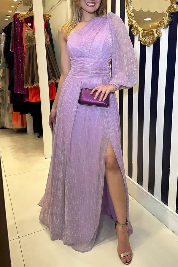 Concert Chic Plissiertes Maxikleid aus glänzendem Stoff mit einer Schulter und Cut-Outs