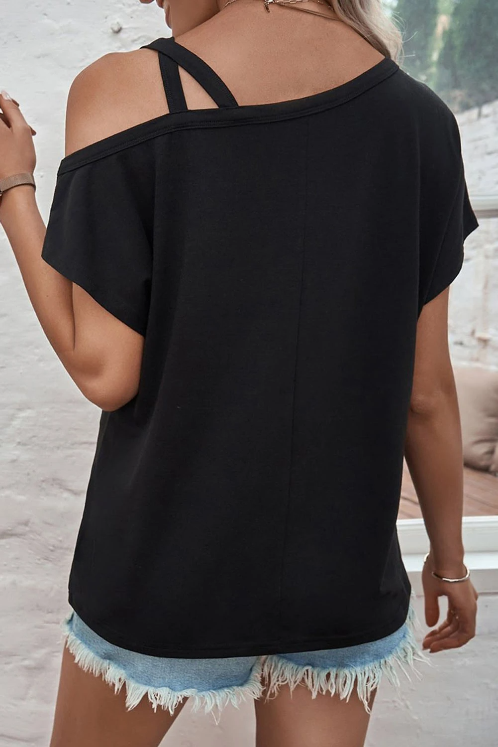 Schwarzes, asymmetrisches, überkreuztes T-Shirt mit kalten Schultern
