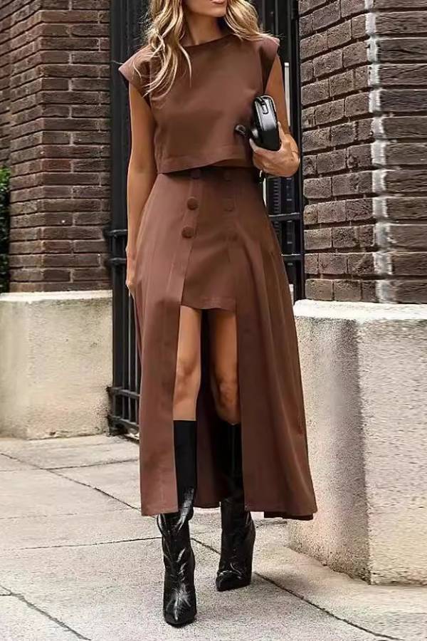 Einfarbiges Crop-Top mit Rundhalsausschnitt und Maxirock mit unregelmäßiger Taille