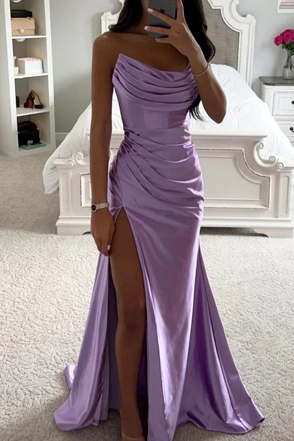 Glänzendes, schulterfreies Maxi-Abendkleid aus Satin mit Plissee und Schlitz