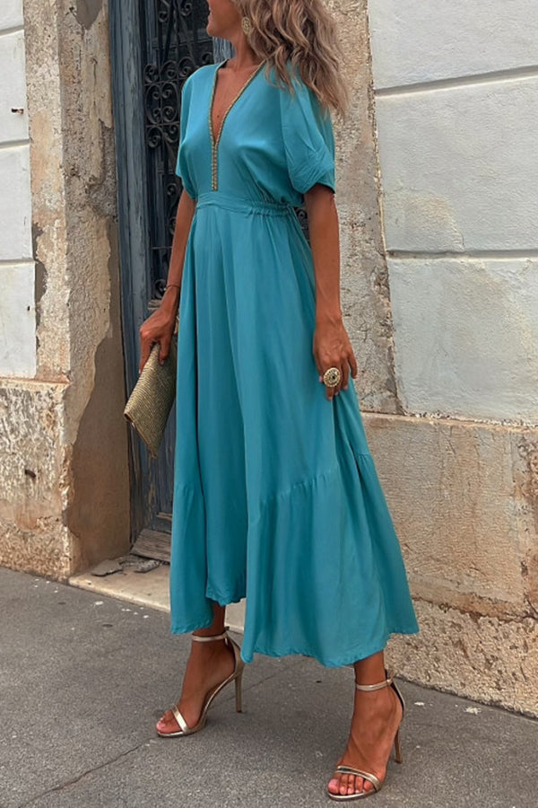 Robe mi-longue classique à taille élastique et bordure dorée