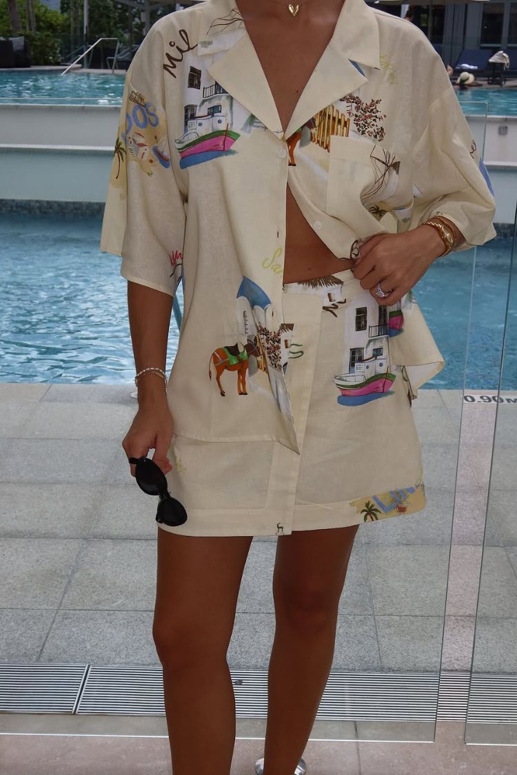 Ensemble chemise à manches courtes et minijupe portefeuille taille haute en mélange de lin Kea à imprimé unique