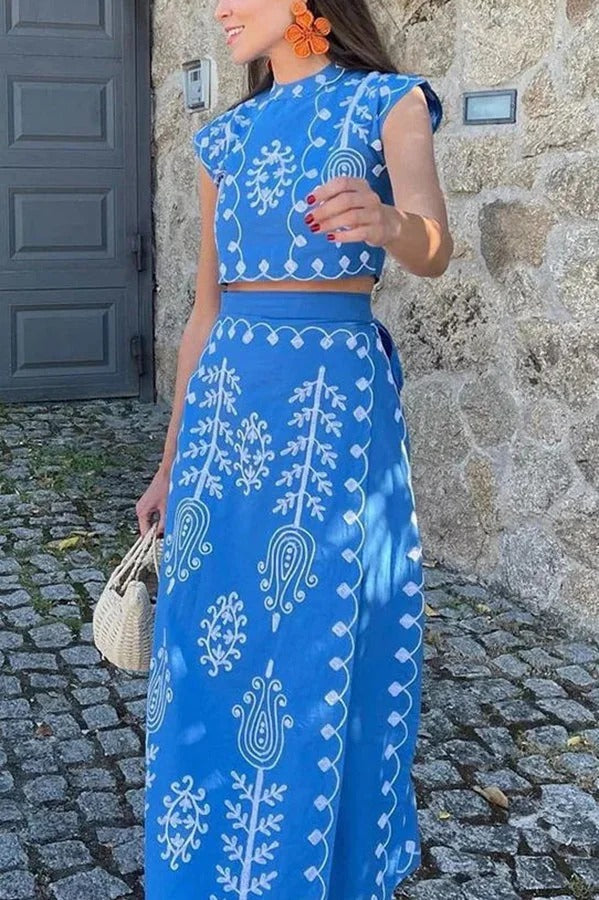 Rima – Kurzes Top aus Leinenmischung mit Ethno-Print und Wickel-Midirock im Tire-up-Stil