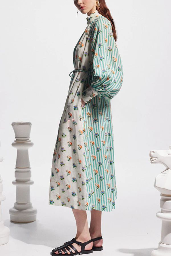 Lockeres Midikleid mit Blumen- und Streifenmuster, langen Ärmeln und Bindegürtel