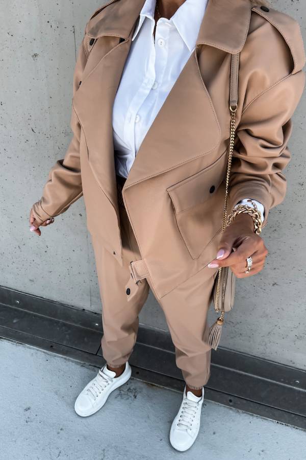 Stilvolle kurze Lederjacke im britischen Stil mit Reverstasche