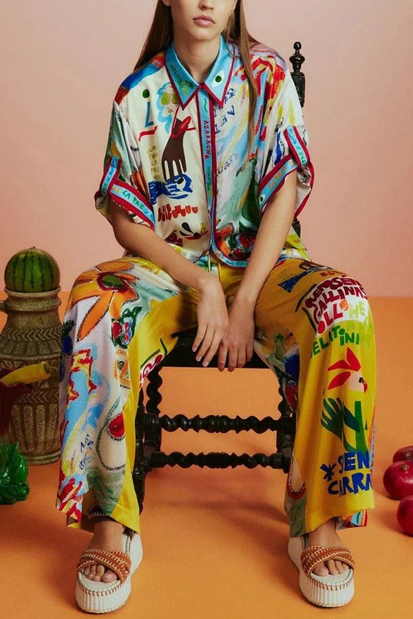 Raina Satin Set mit einzigartigem Print, kurzärmeligem, lockerem Hemd und Hosen mit elastischer Taille und Taschen