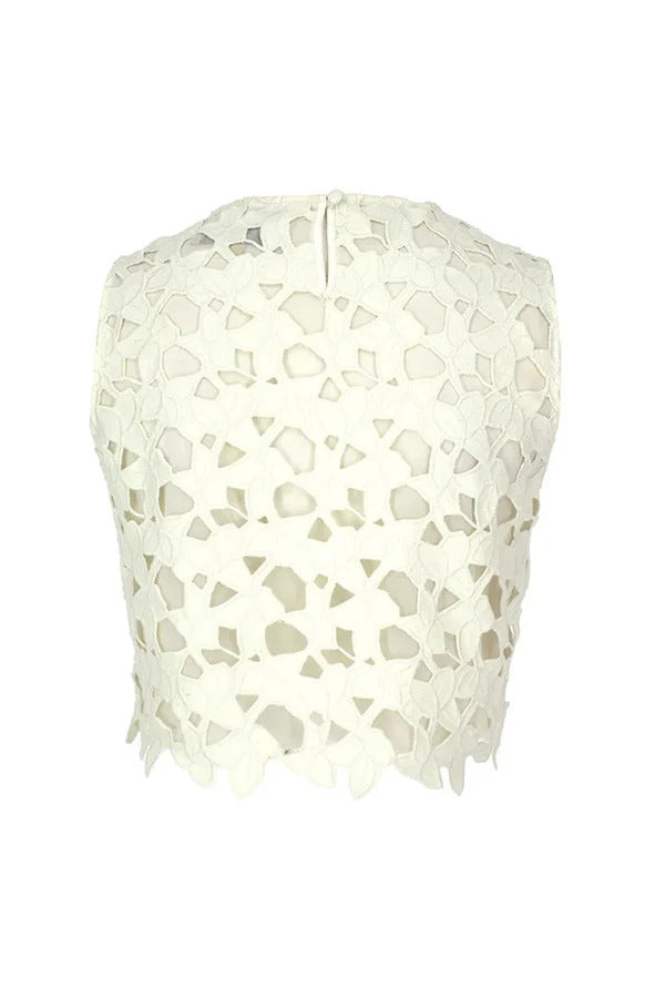 Ein kurzes Tanktop mit Blumenspitze und Stickereien „A Summer Dream“ in Weiß