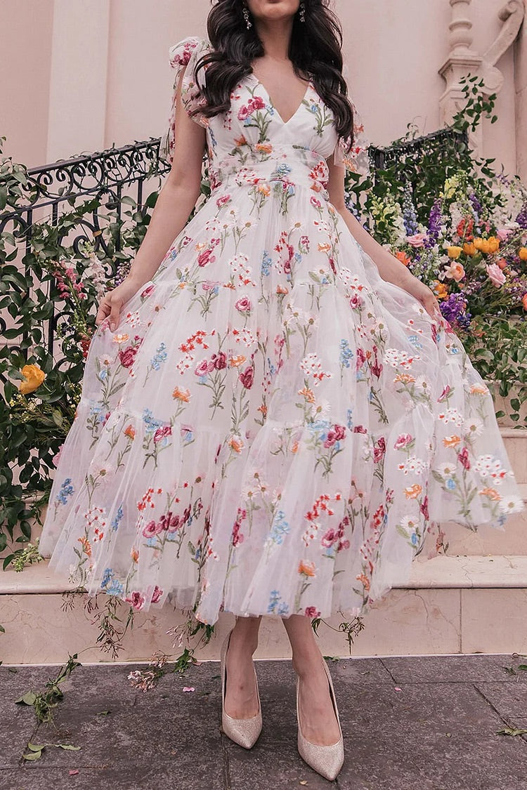 Geknotete Träger, tiefer V-Ausschnitt, Tüll, Blumendruck, gestuftes Plissee, weiße Midikleider