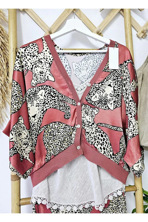 Abbie – Lockerer Satinmantel mit Tiger-Print und Fledermausärmeln, weiten Knöpfen