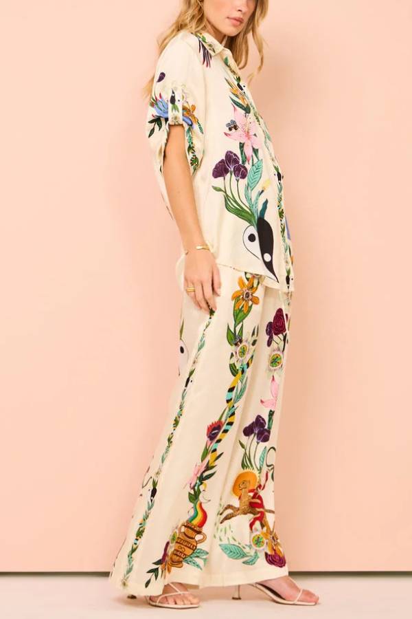 CLAIRE SATINHOSE MIT EINZIGARTIGEM DRUCK, ELASTISCHEM BUND, TASCHEN UND WEITEM BEIN