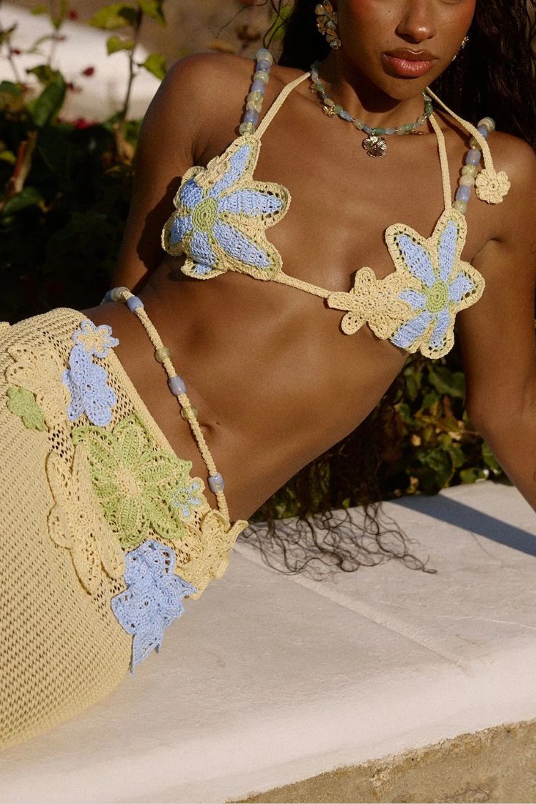 Bralette extensible en tricot crocheté Reina faite à la main avec bretelles perlées et fleurs