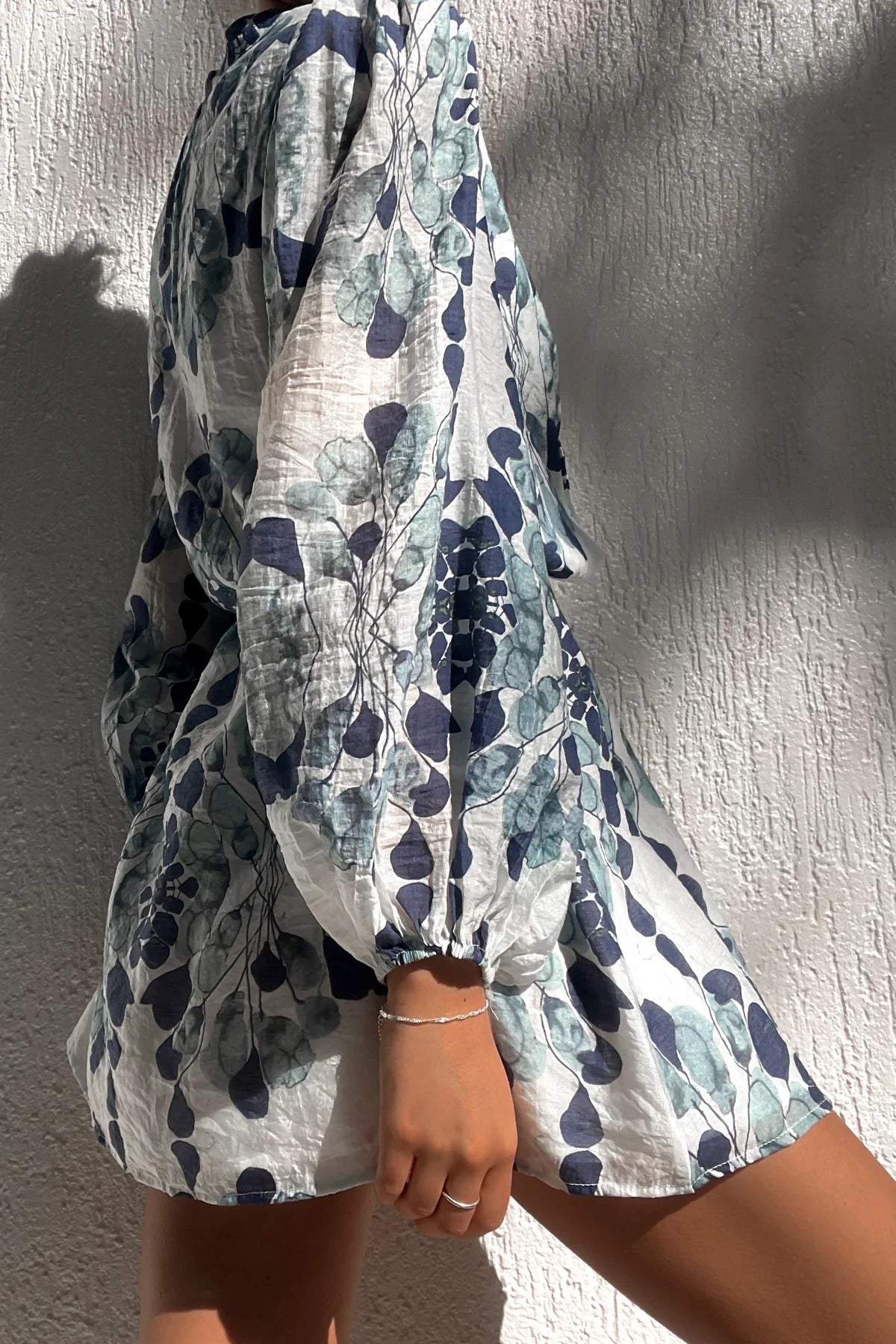 Lilianna Unique – Lockeres Minikleid mit Blumenmuster, Ballonärmeln und Knopfleiste