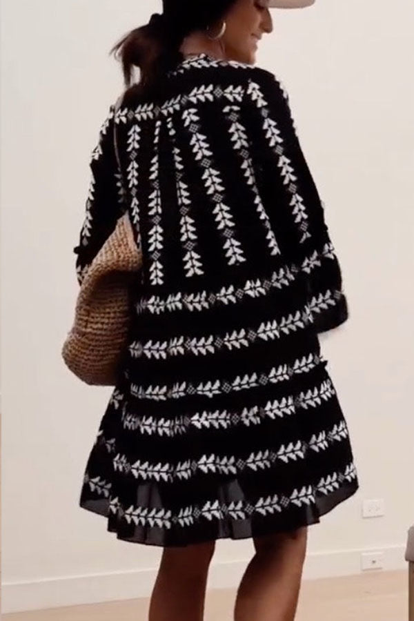 Mini-robe élégante à manches longues et col en V