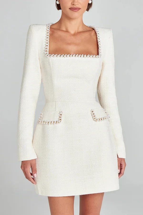 Mädchenhaftes und glamouröses Minikleid aus Tweed mit Perlenbesatz, langen Schlitzärmeln und Taschen