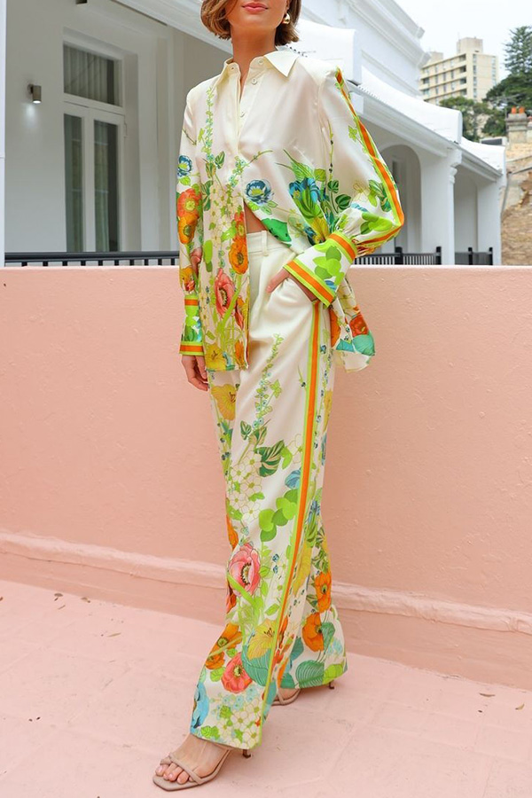 Satinhose mit Blumendruck auf der Rückseite, elastischer Taille und Taschen und weitem Bein