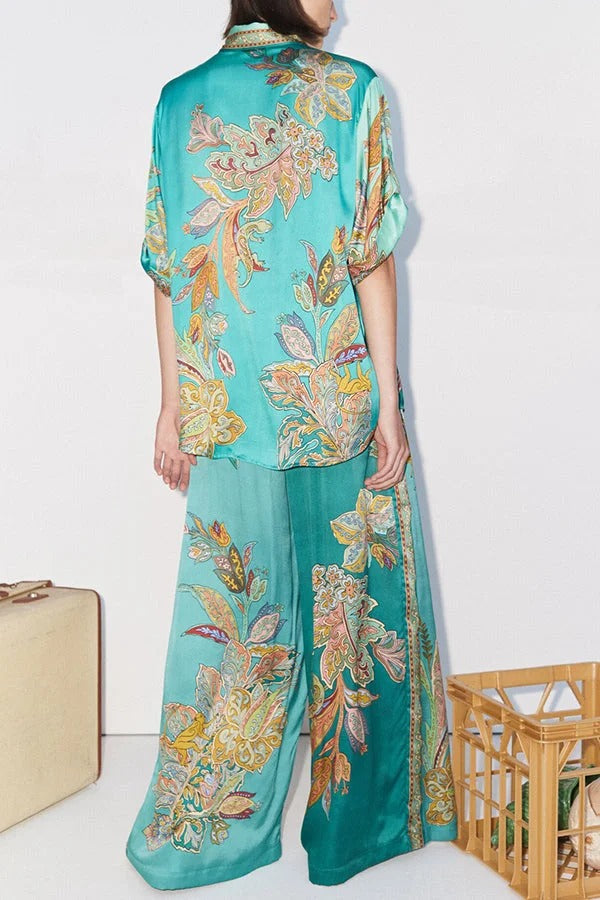Somewhere Sunny – Kurzärmlige Oversize-Bluse aus Satin mit botanischem Print und Knöpfen